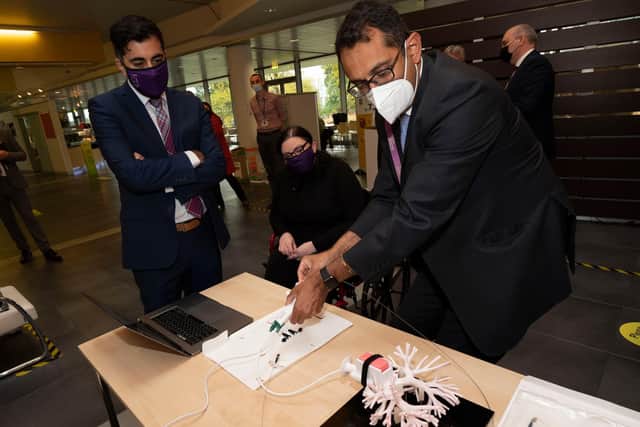 (Left – right) Health Secretary Humza Yousaf and Sepsis Research FEAT supporter and sepsis survivor Kimberley Bradley watch at demonstration by Dr Kev Dhaliwal during a tour of The Roslin Institute.