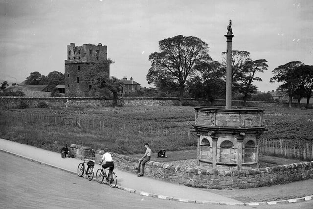 The old cross and ruins of Prestonpans Castle pictured in 1952.