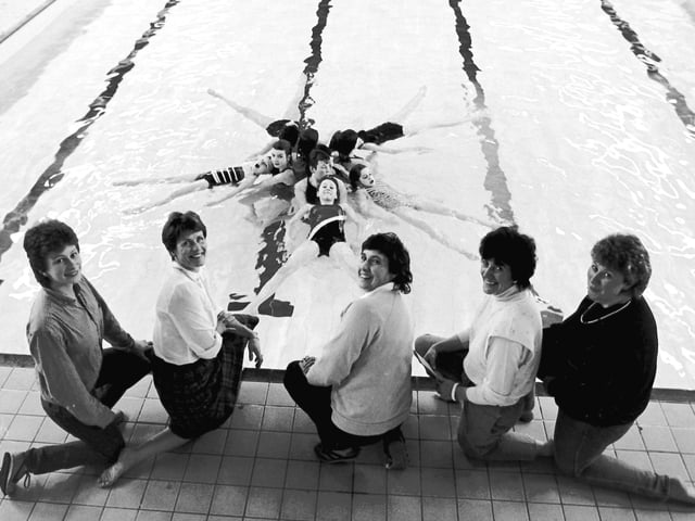 Synchronised swimmers at Selkirk Pool, May 1985.