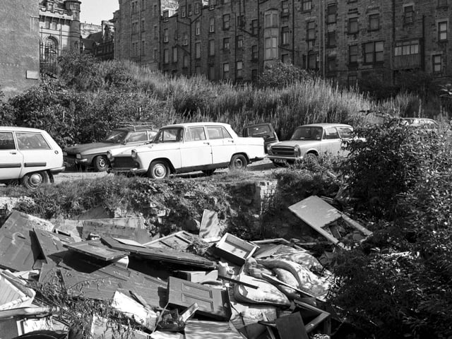 The site that formerly housed Grants department store in the High Street Edinburgh had become a rubbish dump and car park by September 1980.