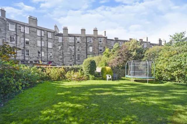 The property has a large shared garden which is accessable for residents.