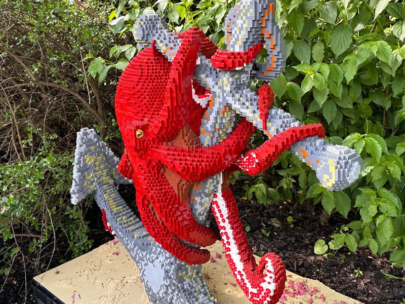 Built from 28,283 bricks, the model octopus weighs a staggering 148kg - nearly fifteen times more than a real adult octopus