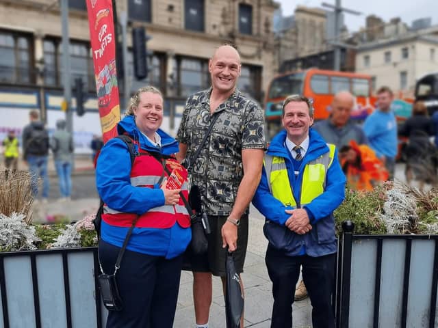 Tyson Fury met staff from Edinburgh Bus Tours on Princes Street. (Photo credit: Edinburgh Bus Tours)