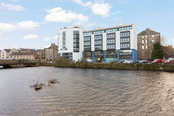 79/1 The Shore is a contemporary, spacious 2nd floor apartment forming part of a luxury, factored waterside development in the highly desirable Shore district of Edinburgh.