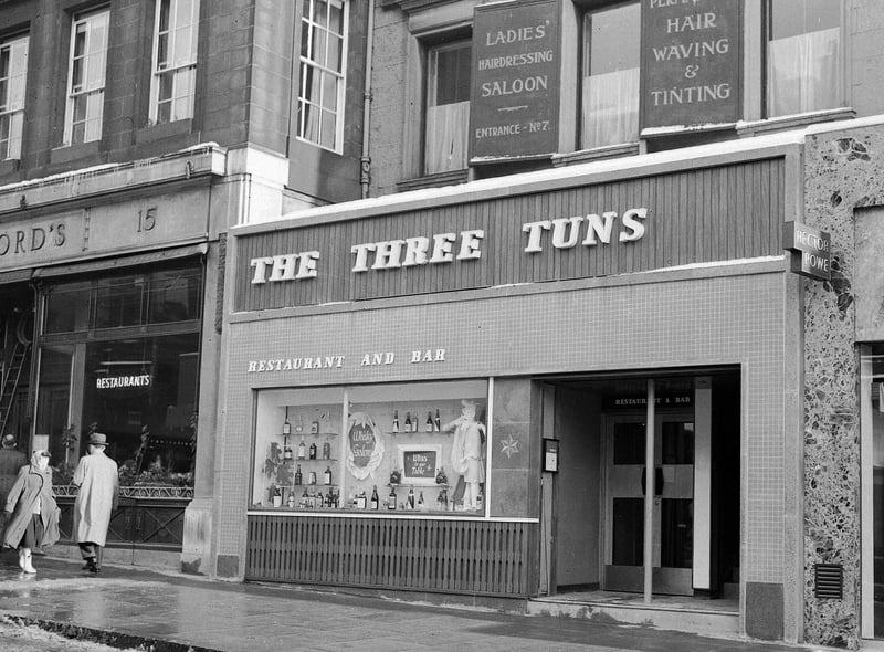 Well worth the 'weight': The Three Tuns restaurant on Hanover Street in 1966.