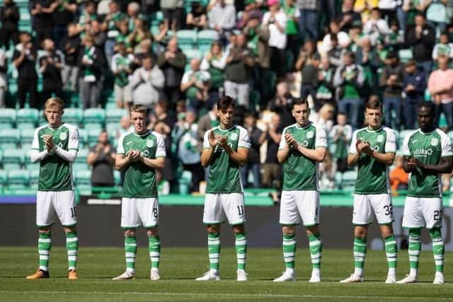 The Hibs players line up in the minute's applause for former Hibs and Rangers Goalkeeper Andy Goram prior to kick off. Picture: SNS