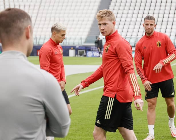 Shaun Maloney speaks to midfielder Kevin De Bruyne during a Belgium training session in October 2021