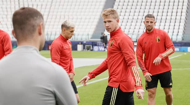 Shaun Maloney speaks to midfielder Kevin De Bruyne during a Belgium training session in October 2021