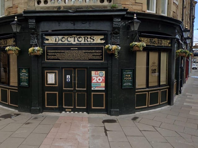 Doctors is another traditional pub with Victorian decor. The Greene King establishment, which can be found on Forrest Road, has 4.5 stars on Google.