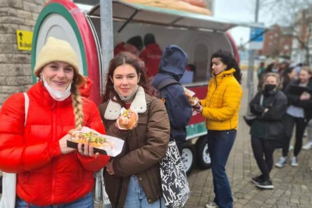 Frankie & Benny’s is giving away thousands of free hotdogs at Edinburgh University next week.