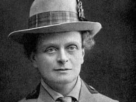A campaign honour feminist medical pioneer Elsie Inglis with a statue on Edinburgh's Royal Mile has become embroiled in controversy since a royal sculptor was appointed to design the tribute.
