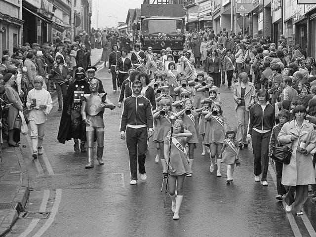 C3PO leading the way - not a sight you often see in Mansfield!
Can you spot yourself in the crowd?