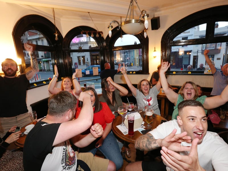 England score! Fans watch England v Ukraine in the quarter finals of Euro 2020, in The Kings pub, Albert Rd, Southsea. Picture: Chris Moorhouse (jpns 030721-30)