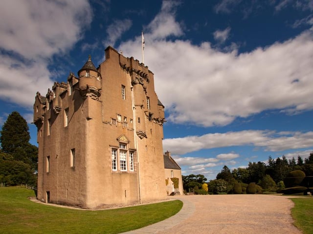 Built in the 1500s, this brooding castle is believed to be haunted by the spirit of the Green Lady, a ghostly apparition dressed in a green robe. She is said to have been a servant girl who disappeared soon after having a child. In the 1800s, skeletal remains were found behind the fireplace in a room she had been seen in.