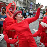 EDINBURGH, SCOTLAND - AUGUST 05: An Edinburgh Festival Fringe entertainer performs on the Royal Mile on August 5, 2019 in Edinburgh, Scotland. The festival takes place in the Scottish capital from 2 to 26 August, and is marking its 72nd anniversary, this year sees some 3,841 shows performed in the worldâ€™s oldest fringe festival, that runs alongside the Edinburgh International Festival. (Photo by Jeff J Mitchell/Getty Images)