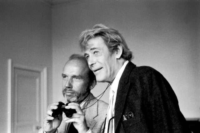Evening News journalist John Gibson borrows British actor Peter O'Toole's binoculars during a visit to Edinburgh in August 1984.