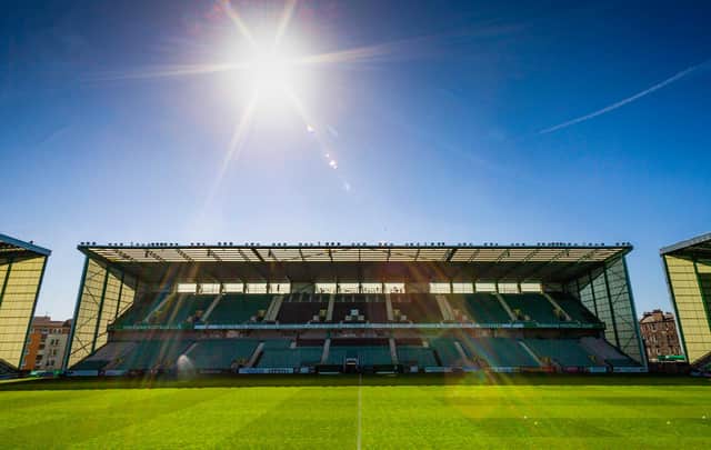 Easter Road is bathed in sunshine for the visit of Livington. (Photo by Mark Scates / SNS Group)