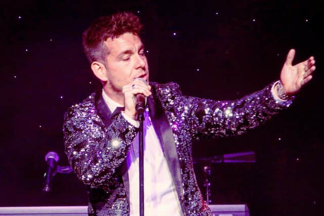 Frankie Mack performing as Robbie Williams