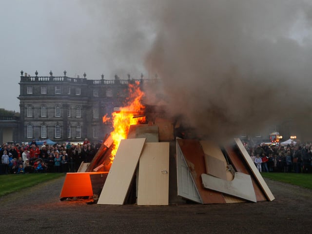 Hopetoun House Firework display 2016 - the bonfire starts