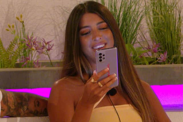 Shannon Singh receiving the text of doom in Love Island (ITV2)