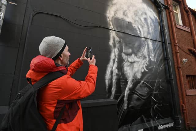 A new mural by artist Shona Hardie of Arthur, a popular homeless figure in Leith, has appeared on a street off Leith Walk.