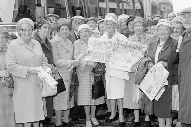 Members of the Currie Old Folks Club on their way to an Evening News and Dispatch concert in June 1965.