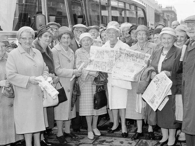 Members of the Currie Old Folks Club on their way to an Evening News and Dispatch concert in June 1965.