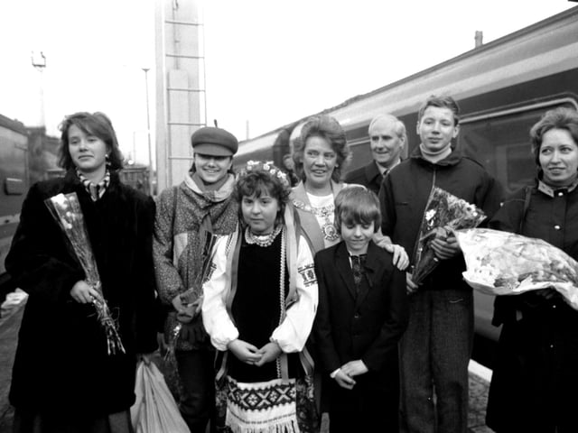Lord Provost Eleanor McLaughlin meets four children and their teacher at Waverley Station in Febraury 1989 - they were the first official delegation from the Ukraine capital Kyiv since Edinburgh and Kyiv were twinned.