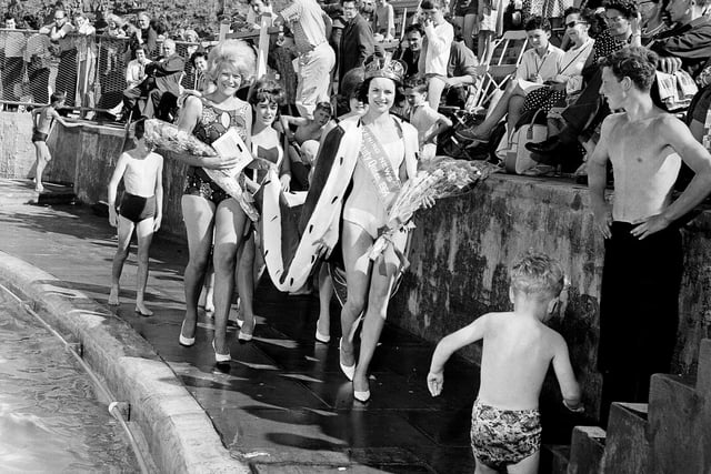 Youngsters join the Miss Dunbar contestants at the side of Dunbar Lido.