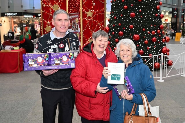 These shoppers were pictured at the Centre, Livingston last week picking up last minute Christmas gifts.