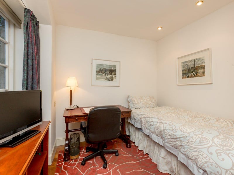 Old Coach House - bedroom.