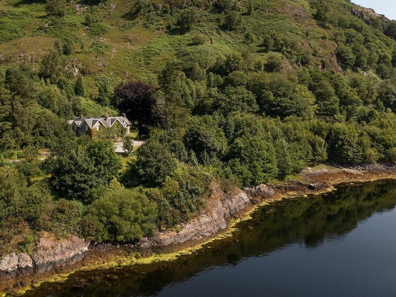 The property includes about 248 metres of foreshore to Loch Etive.