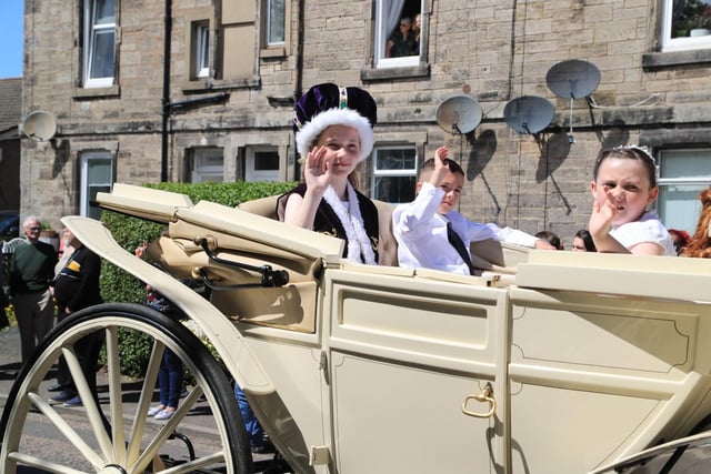 The Queen and Herald salute the crowds through the streets of Loanhead. Photo by Joe Gilhooley LRPS.