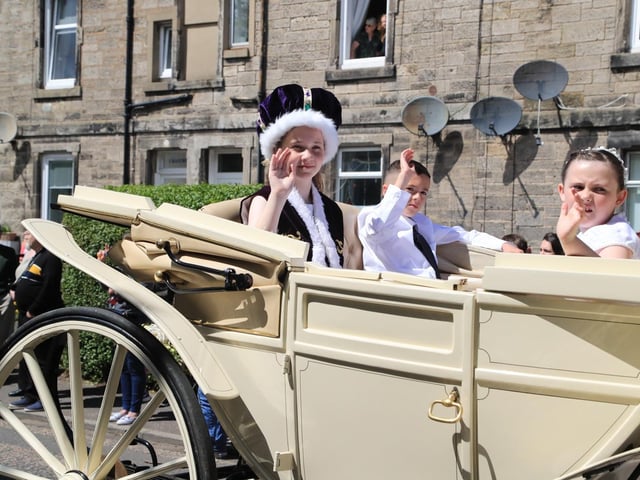 The Queen and Herald salute the crowds through the streets of Loanhead. Photo by Joe Gilhooley LRPS.