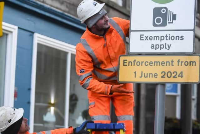 Road signs being installed for Edinburgh’s Low Emission Zone