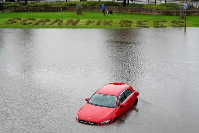 Car trapped due to heavy flooding at busy junction Granton.