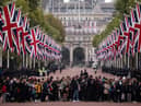 A general view of mourners along The Mall ahead of The State Funeral Of Queen Elizabeth II on September 19, 2022 in London (Photo by Dan Kitwood/Getty Images)