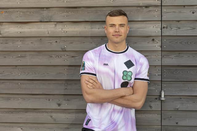 Ryan Porteous wearing a shirt supporting Common Goal