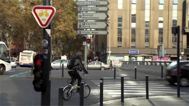 A French sign permitting cyclists to turn right on red after giving way to other traffic and pedestrians. There are similar signs for going straight ahead at some junctions