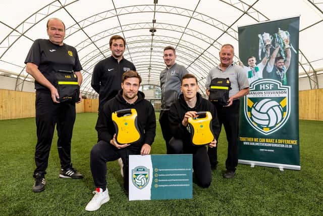The Hanlon Stevenson Foundation have donated defibrillators to four local youth clubs – Hutchison Vale, Leith Athletic, Salvesen and Street Soccer Scotland.
Hibernian duo Lewis Stevenson and Paul Hanlon were at World of Football in Edinburgh to make the presentation. Photo by Alan Rennie