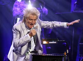 Sir Rod Stewart is to play a huge outdoor show at Edinburgh Castle this summer.