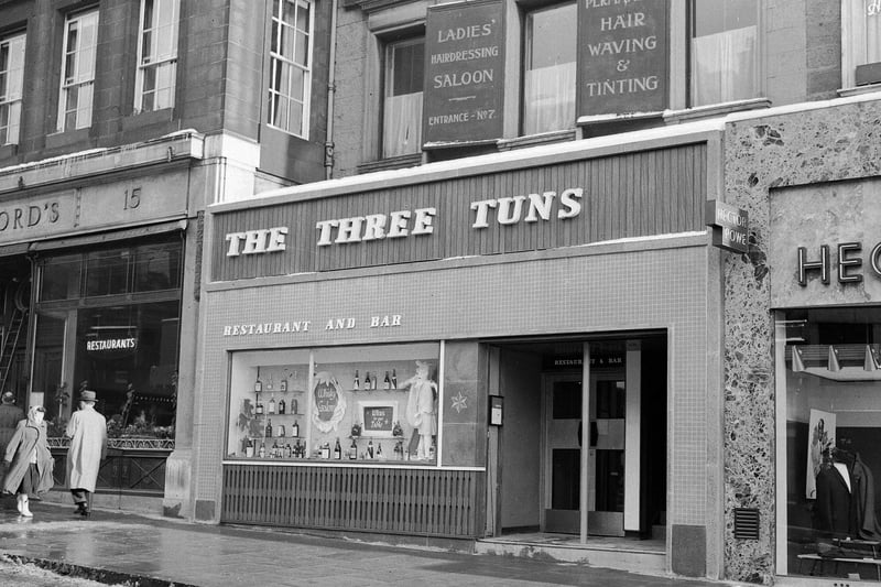 Well worth the 'weight': The Three Tuns restaurant on Hanover Street in 1966.