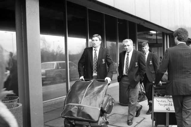 Tthe England rugby squad arrive at Edinburgh airport ahead of the Scotland v England Five Nations (Calcutta Cup) match in 1990.