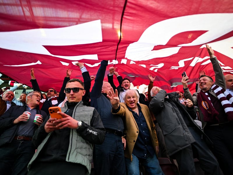 Hearts fans react before the start of the match (Photo by ANDY BUCHANAN / AFP via Getty Images)