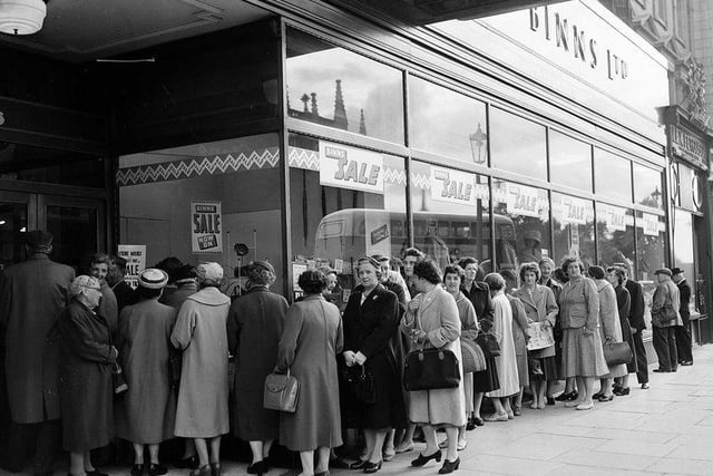 What we know as Johnnie Walker Princes Street used to be Binns department store before later becoming House of Fraser. Here you can see a queue anxiously awaiting to get in and take advantage of the sale.