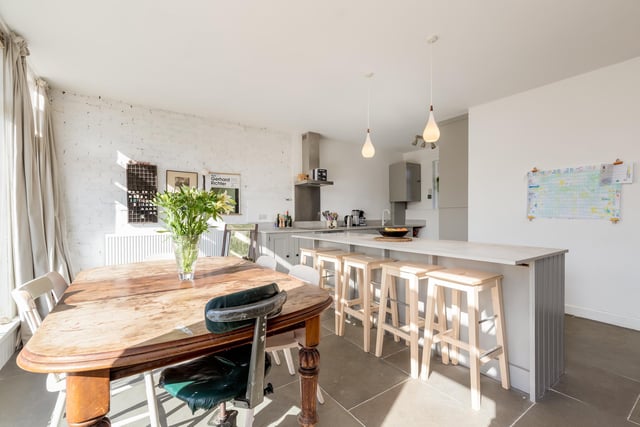 The Kitchen/ dining room has plenty of space for cooking and eating, and comes with access to the terrace. the hob, oven, fridge / freezer, dishwasher and washing machine. The hob, oven, fridge / freezer, dishwasher and washing machine are also included in the sale price.