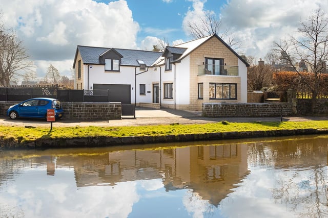 This detached villa enjoys an idyllic setting on the banks of the Union Canal, right in the heart of the desirable village of Ratho.