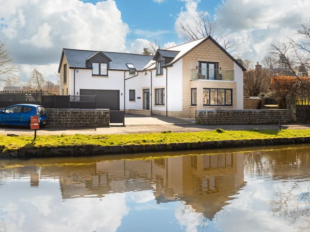 This detached villa enjoys an idyllic setting on the banks of the Union Canal, right in the heart of the desirable village of Ratho.