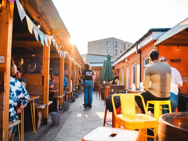 Bellfield has ten covered booths, each of which comfortably seats 8-10 people - all heated and offering free wifi and charging points. One Mega booth will seat a larger group of 12 – ideal for a friends or family get-together. Smaller tables seat 2/4 people. There are plenty of tables indoors and a cosy wood-burning stove for colder weather. All tables can be booked.