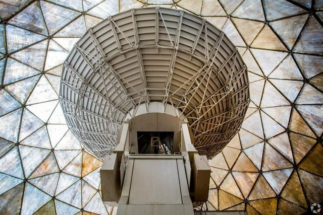 The Golf Ball was opened by Princess Anne in 1985, with the white fibreglass radome housing a large dish antenna which could be rotated and elevated to point in any desired direction.